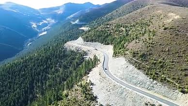 4K航拍中国高原国道318傍山公路视频的预览图